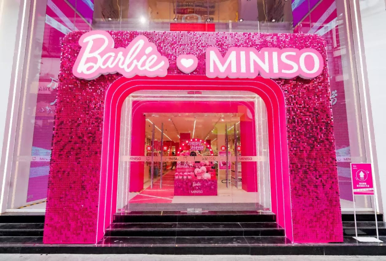 萬物皆可粉粉搭！
名創優品x芭比閃耀上線聯名新品