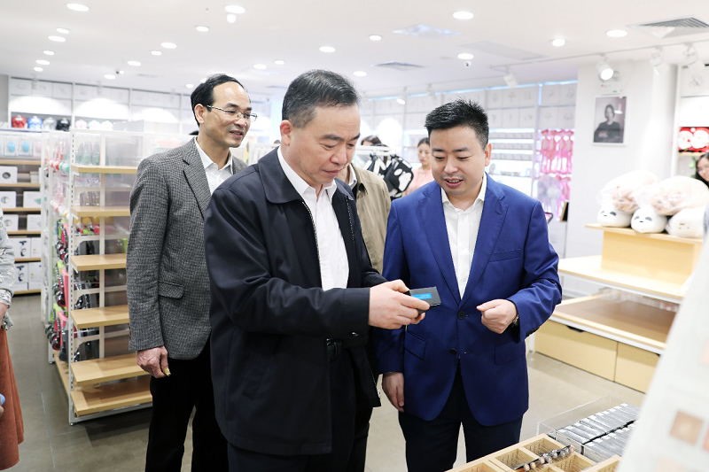 荔灣區(qū)政協(xié)主席樊伯歡蒞臨我司調(diào)研 
贊揚(yáng)名創(chuàng)優(yōu)品創(chuàng)新成果及發(fā)展成就