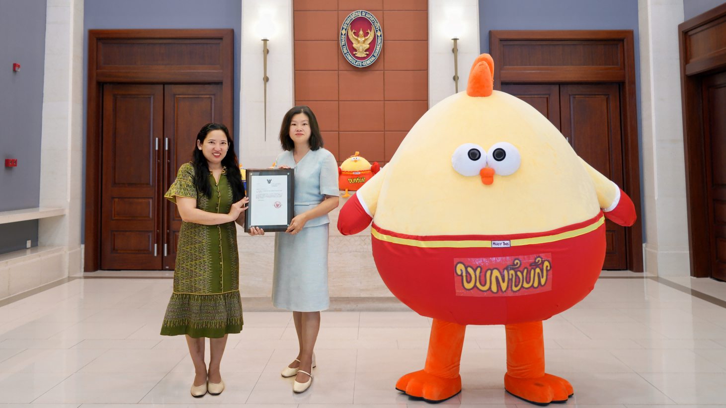 “泰拳活力公園”在穗開幕，名創(chuàng)優(yōu)品攜“泰拳友好大使”墩DUN雞亮相現(xiàn)場