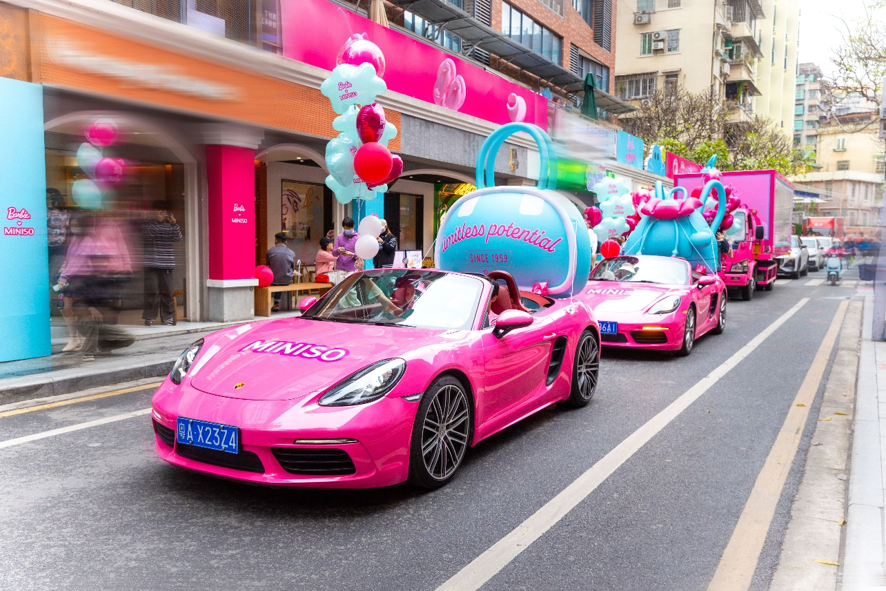 名創優品和芭比聯名又上新！
“粉色風暴”席卷廣州東山口