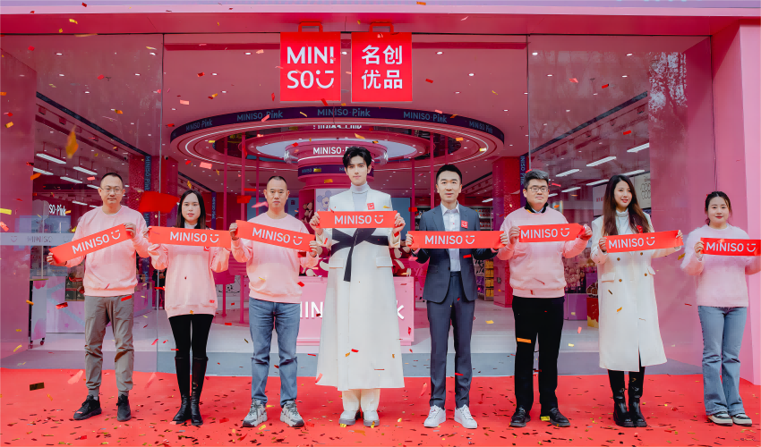 名創優品上海旗艦店開業，
以“IP樂園”打造潮流消費新高地